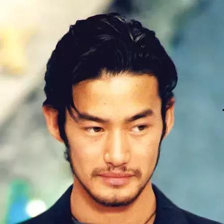 亚洲大叔明星,魅力四溢的银幕魅力